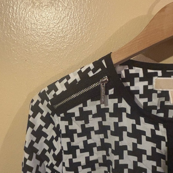 Michael kors Black and White Women's Top size 4 medium - Picture 4 of 7